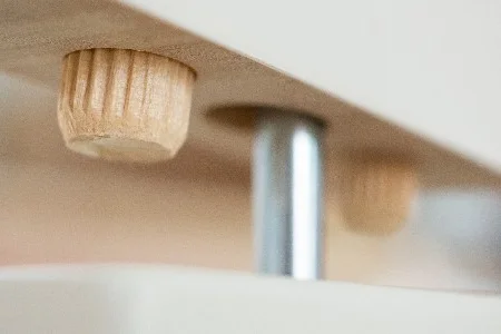 Nahaufnahme einer Holzverbindung mit Holzdübel.